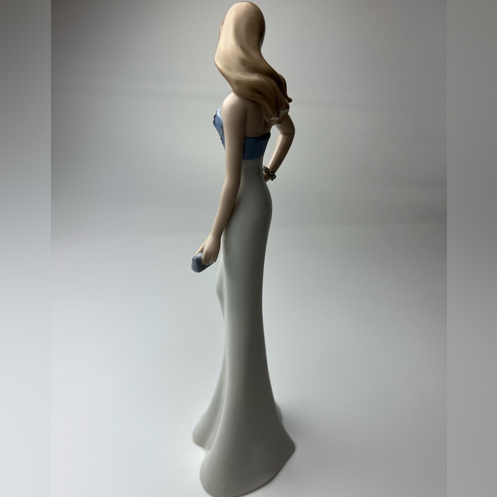 Cosmos Porcelain Elegant Doll - Picture 16 of 17